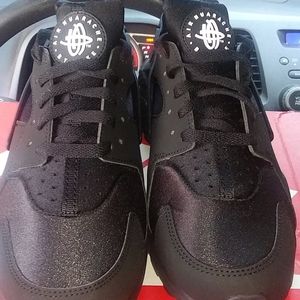 **BRAND NEW MEN'S NIKE HURACHE'S***